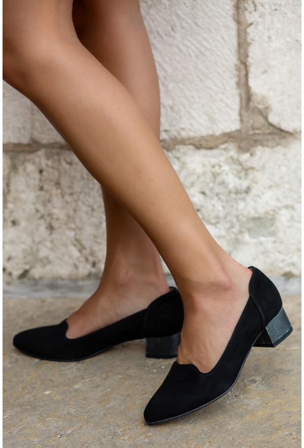 Zamszowe czarne czółenka Carmella