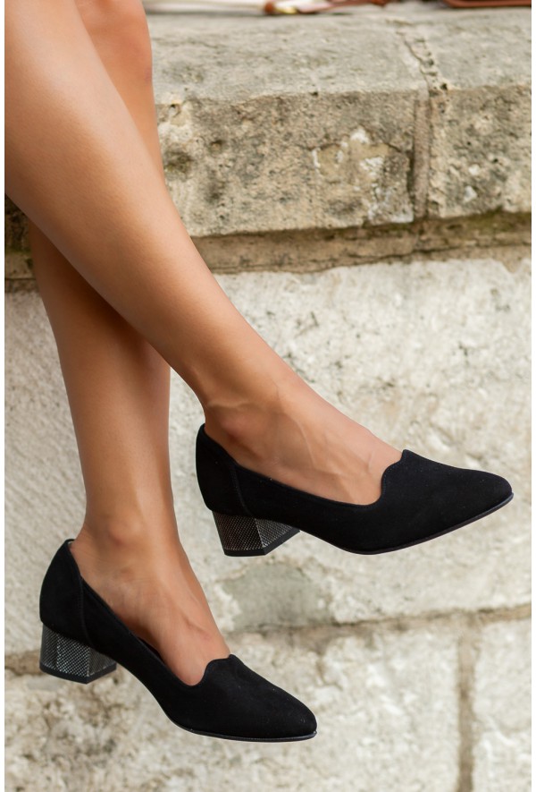Zamszowe czarne czółenka Carmella