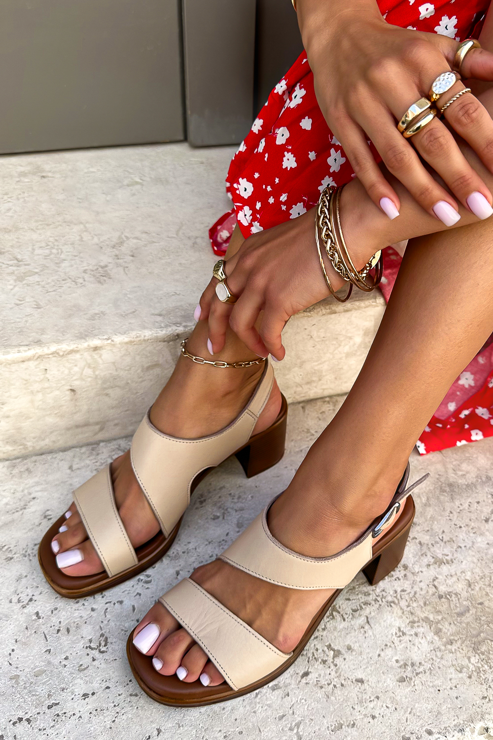 Kremowe sandały na słupku Damima