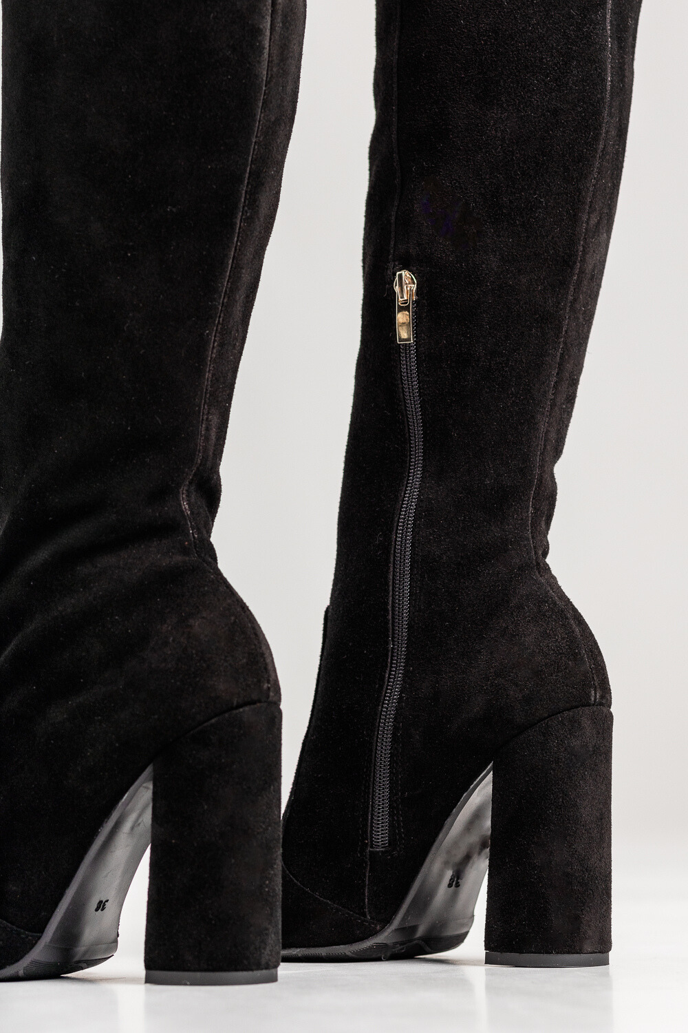 Czarne zamszowe kozaki Yagil