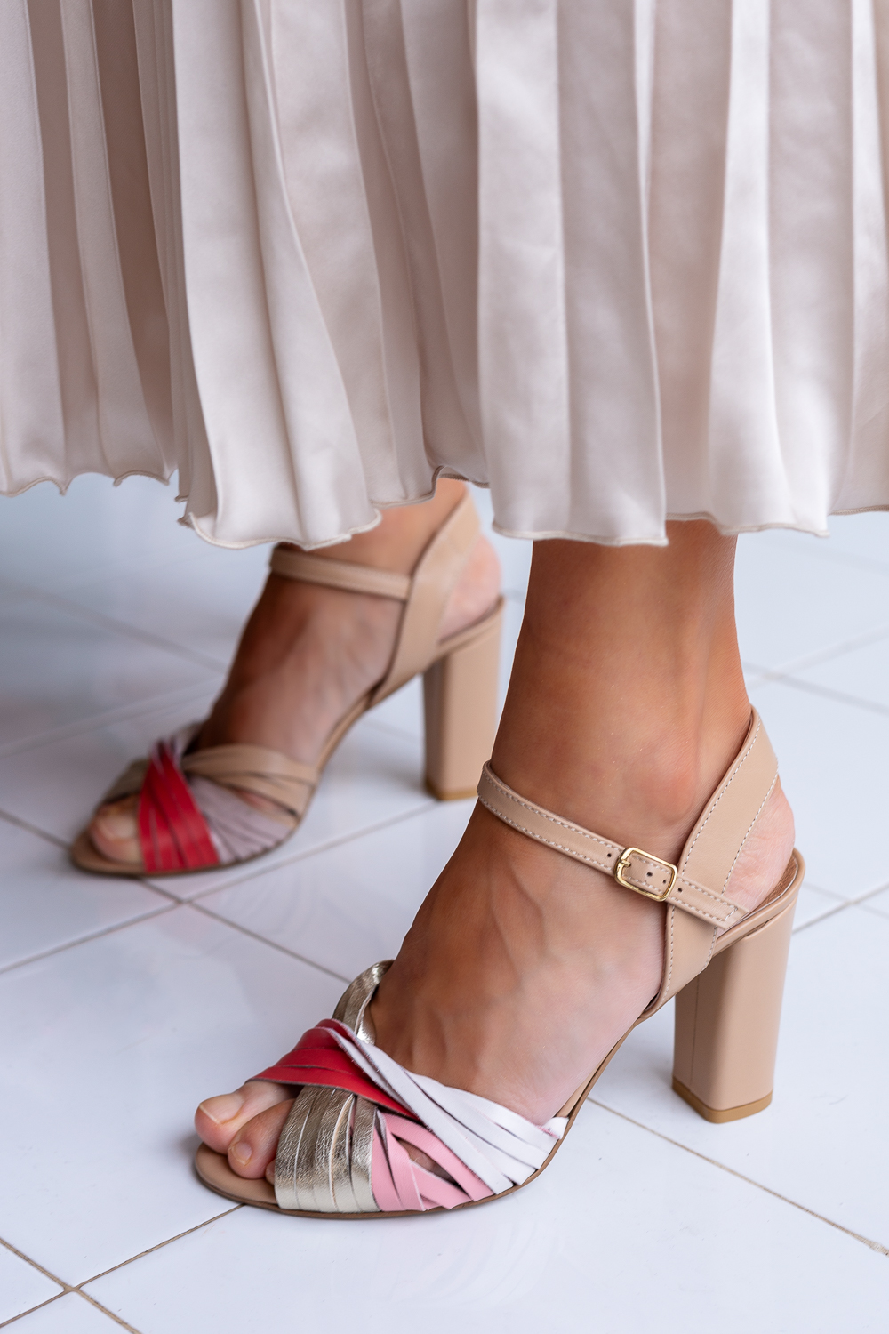 Beżowe sandałki na słupku Verdea kolor