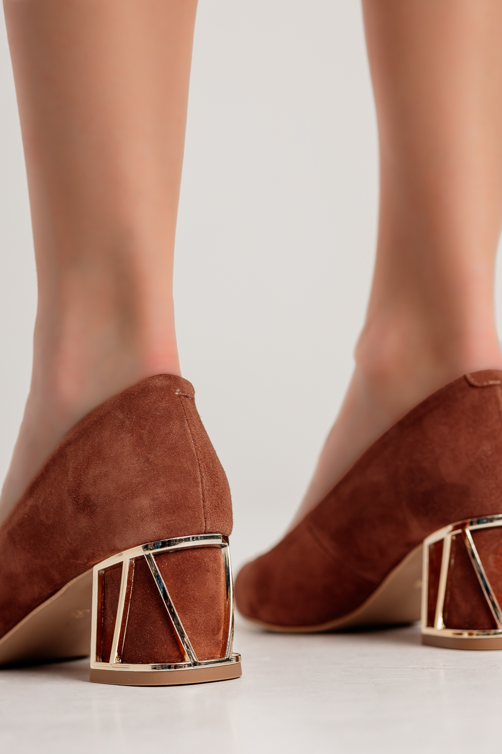 Czarne zamszowe czółenka na słupku Goldie