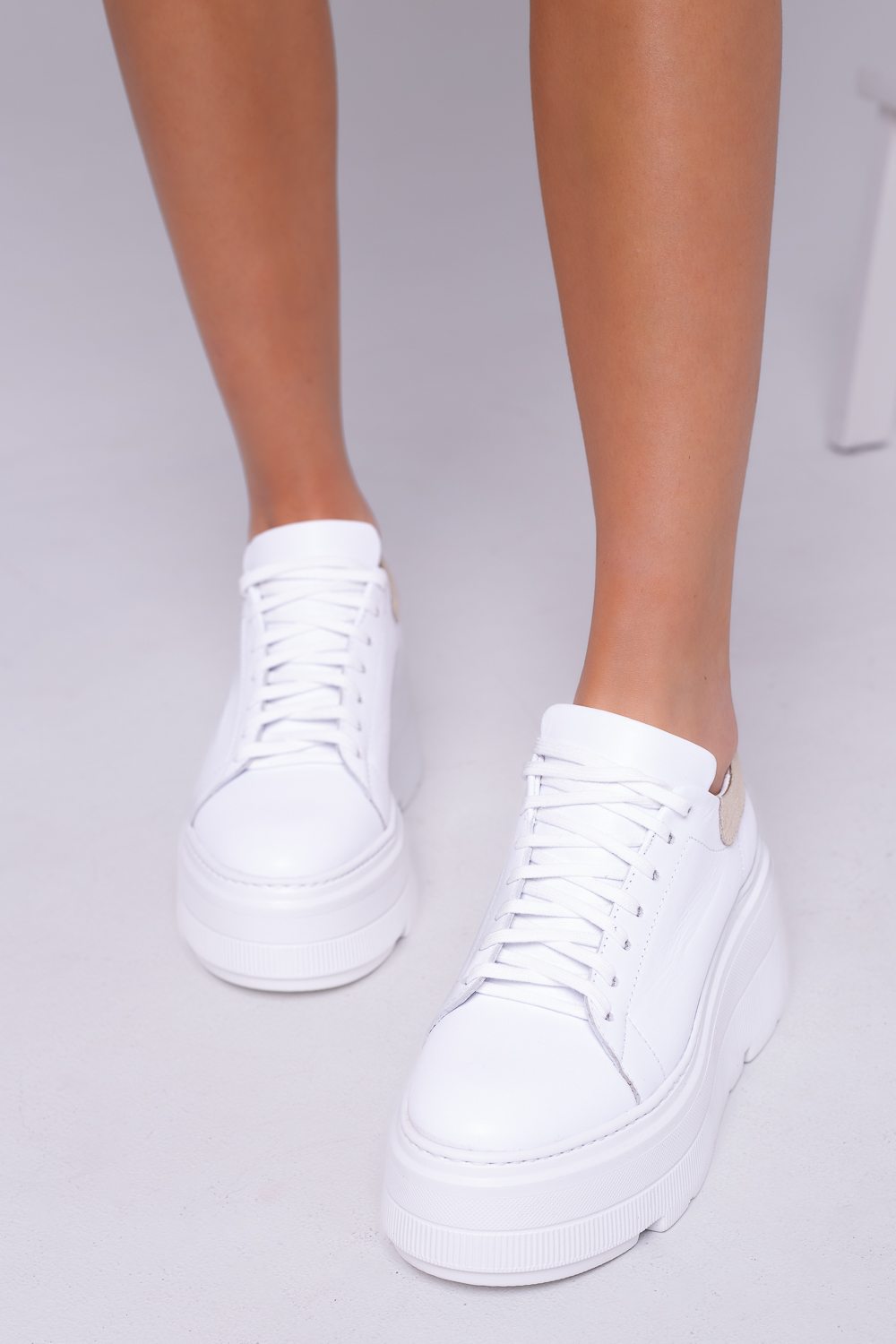 Białe trampki na platformie Sonatina