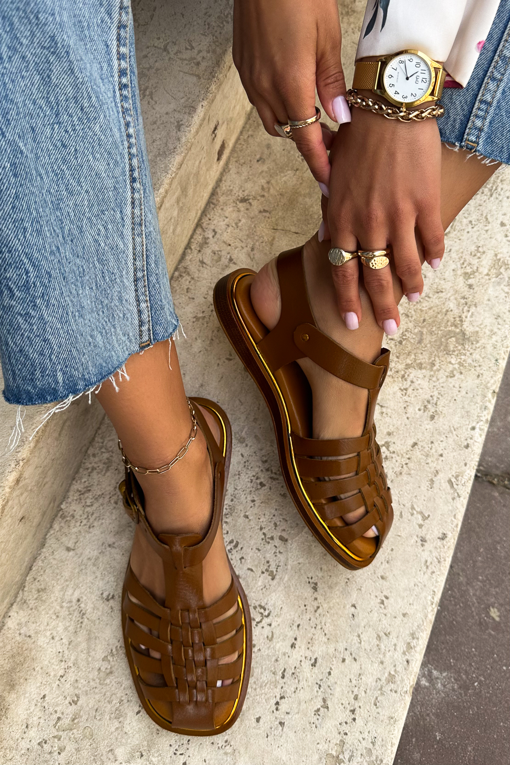 Białe sandały Obsidis ze złotymi detalami