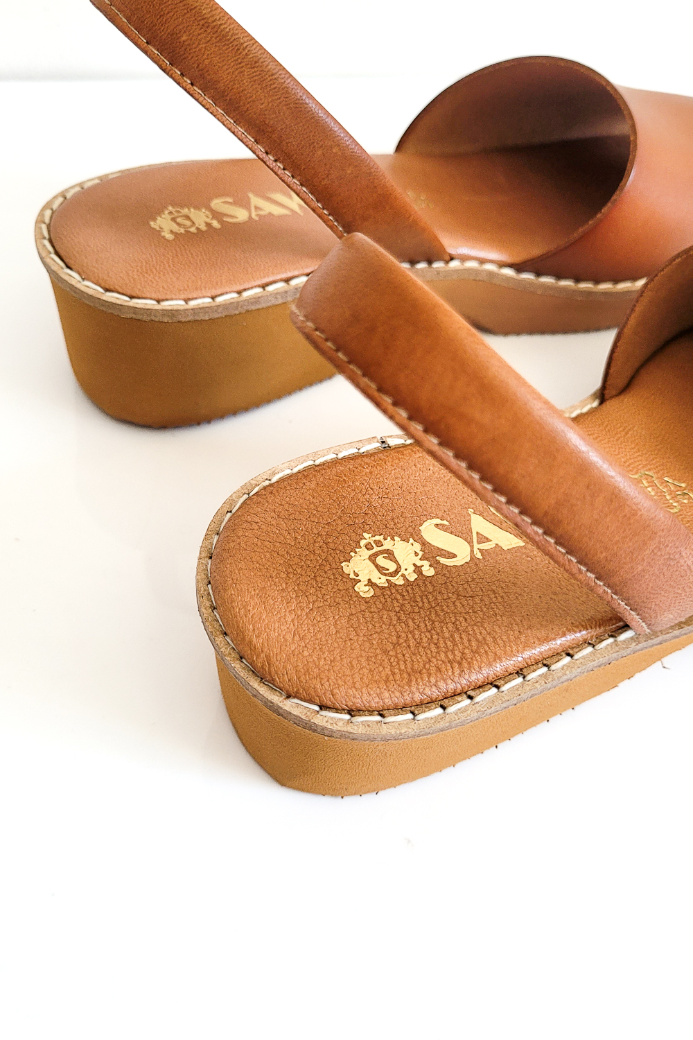 Brązowe sandały na koturnie Andora