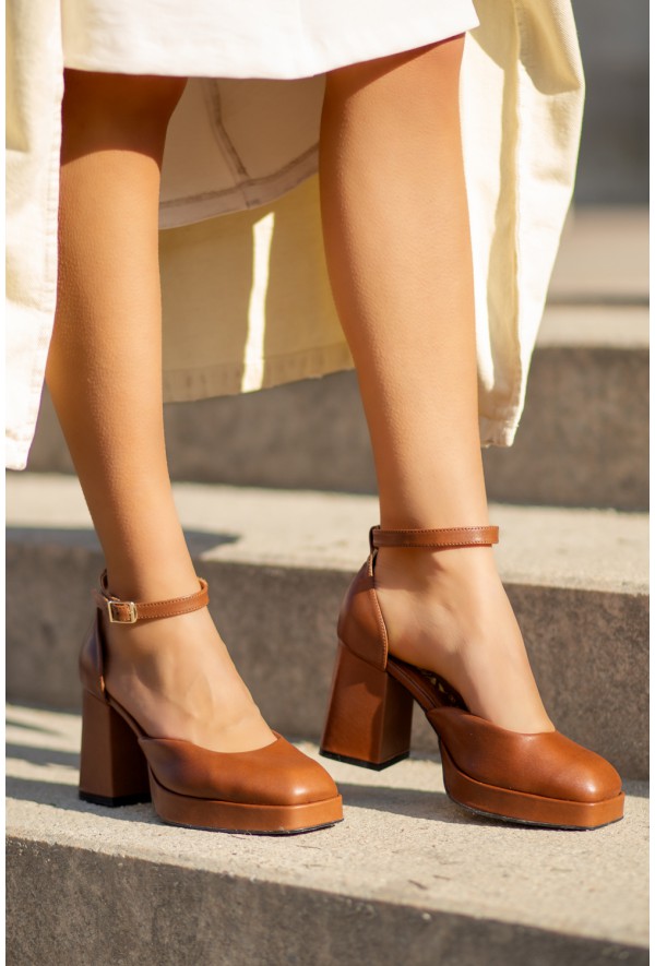 Brązowe czółenka na słupku Loena