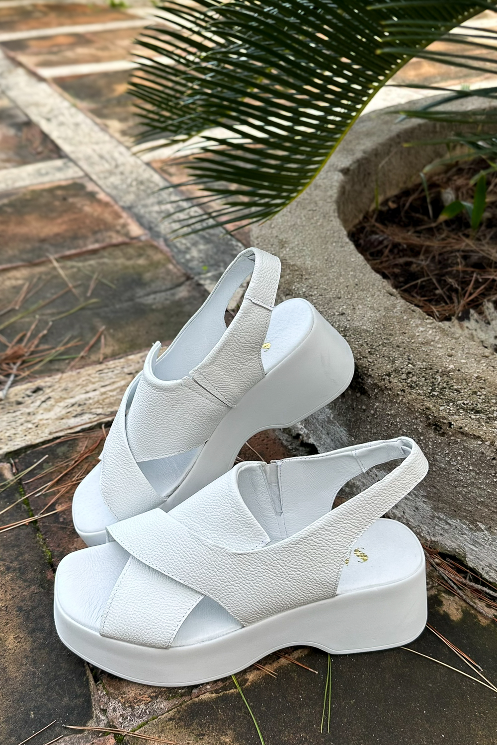 Białe sandały Inika