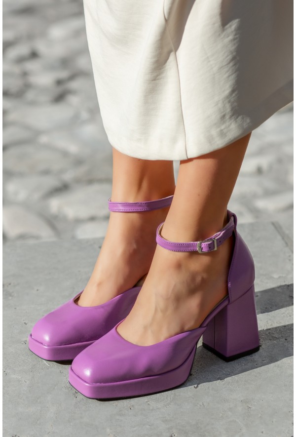 Brązowe czółenka na słupku Loena