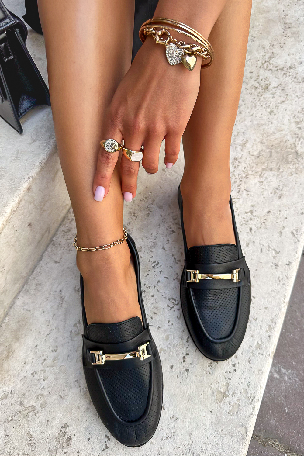 Czarne perforowane mokasyny Martini