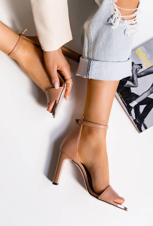 Czarne sandały na słupku Arriana