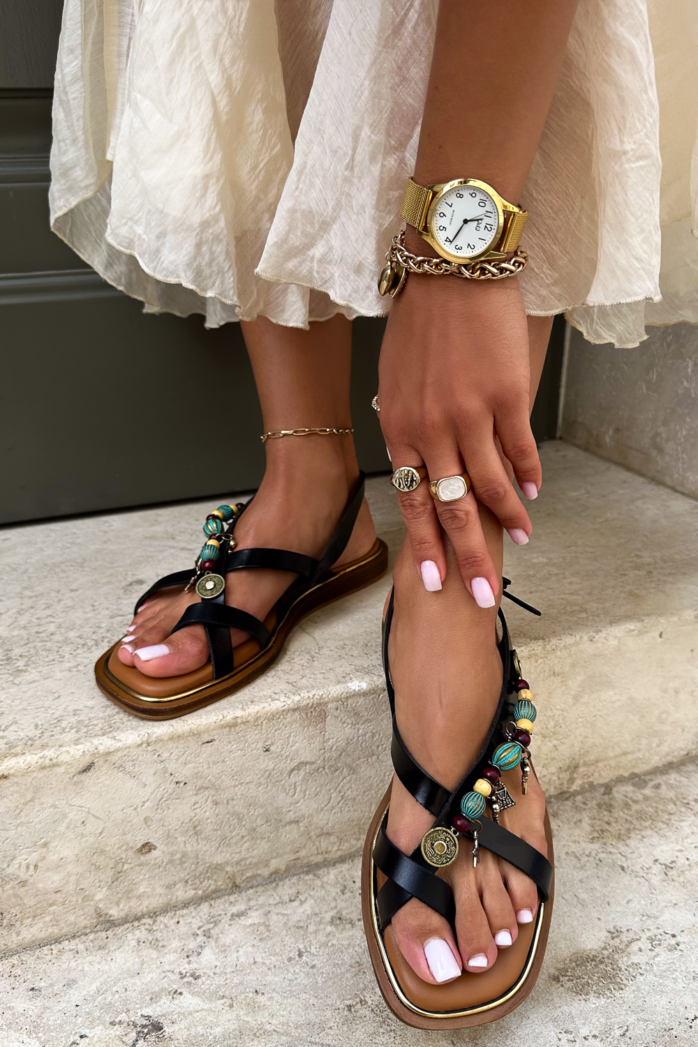 Czarne sandały Azurite z brązową podeszwą i zawieszkami