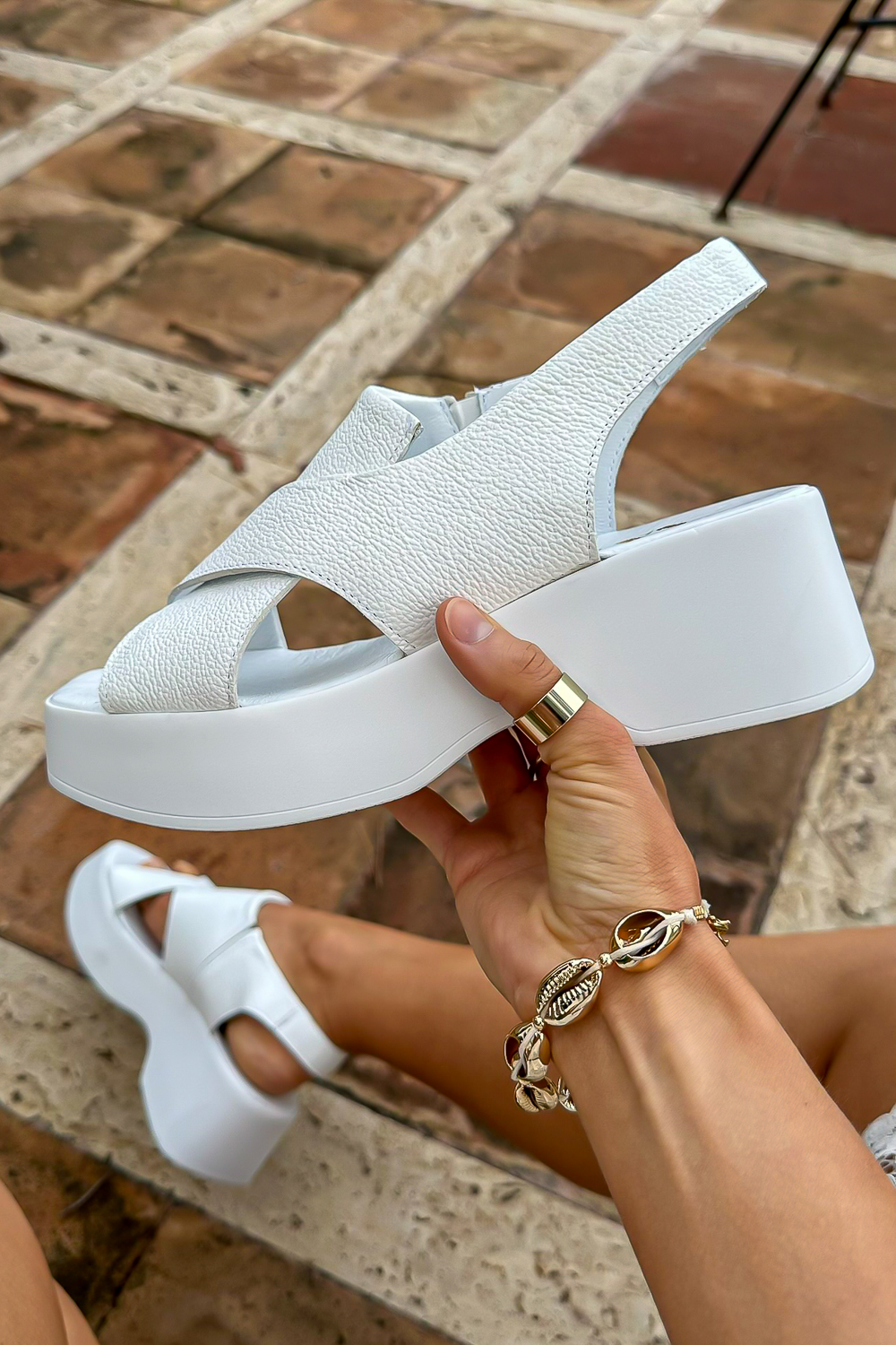 Białe sandały Inika