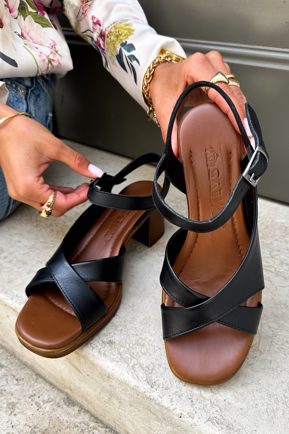 Brązowe sandały na słupku Samini