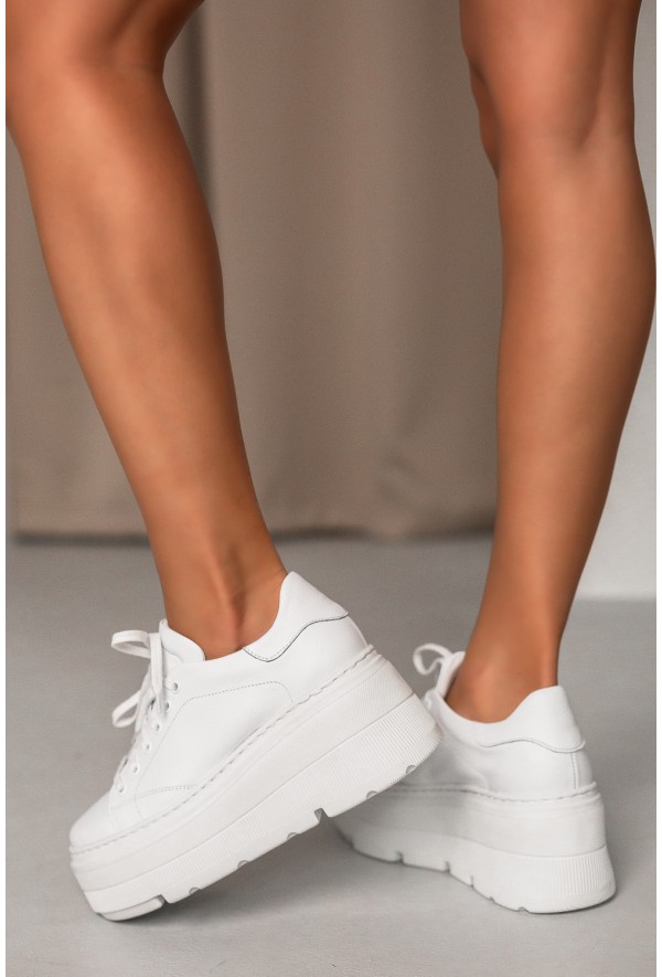 Białe sneakersy na platformie Tunia
