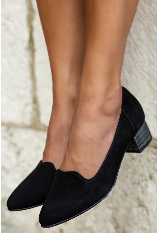 Zamszowe czarne czółenka Carmella