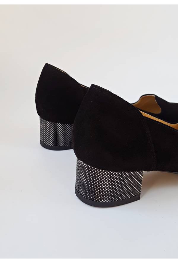 Zamszowe czarne czółenka Carmella