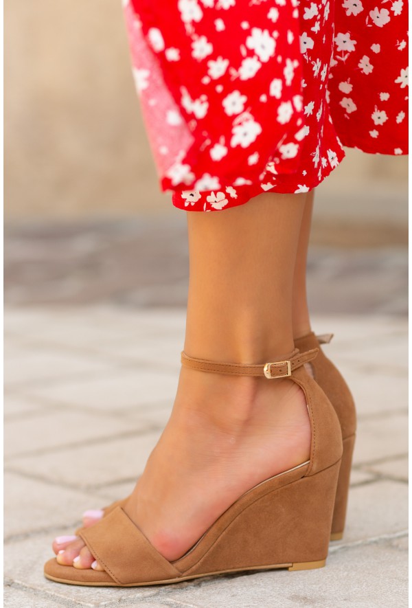 Beżowe sandałki na koturnie Platane