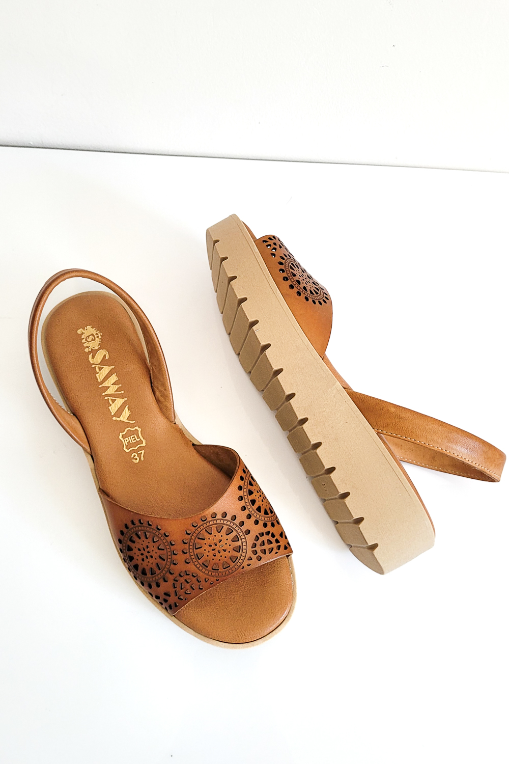 Brązowe sandały na koturnie Murcia