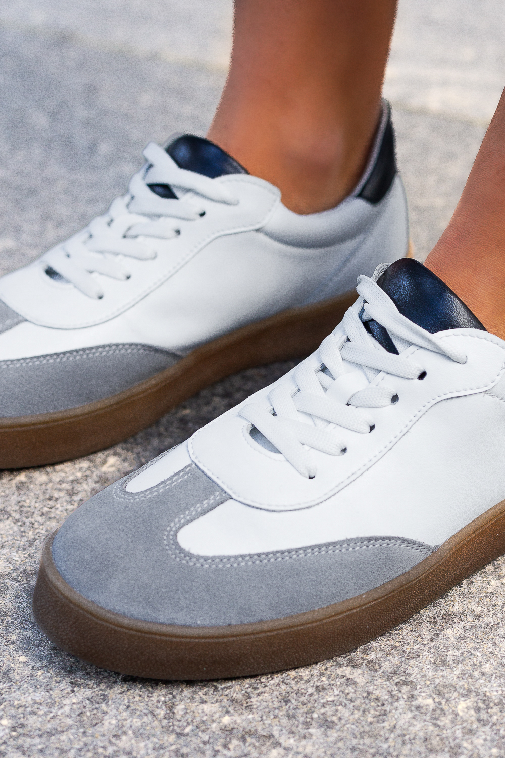 Biało-popielate sneakersy Pellia