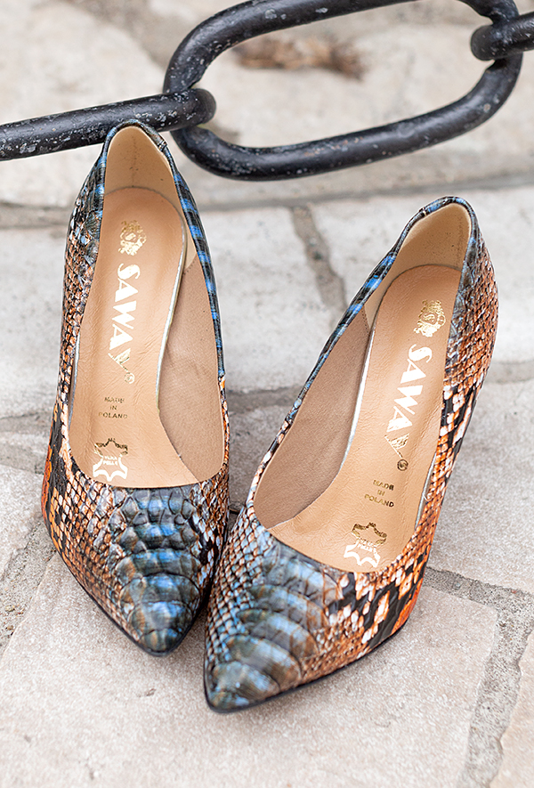 Czółenka na słupku Omara latte