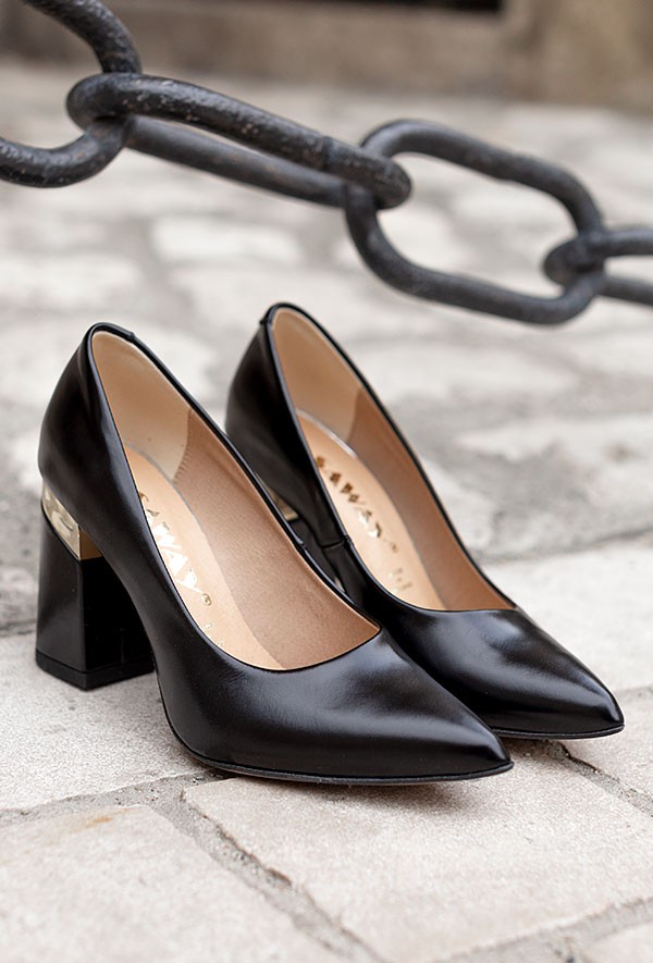 Czółenka na słupku Omara latte