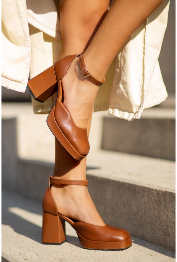 Brązowe czółenka na słupku Loena