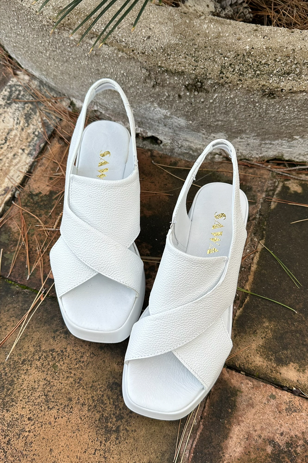 Białe sandały Inika