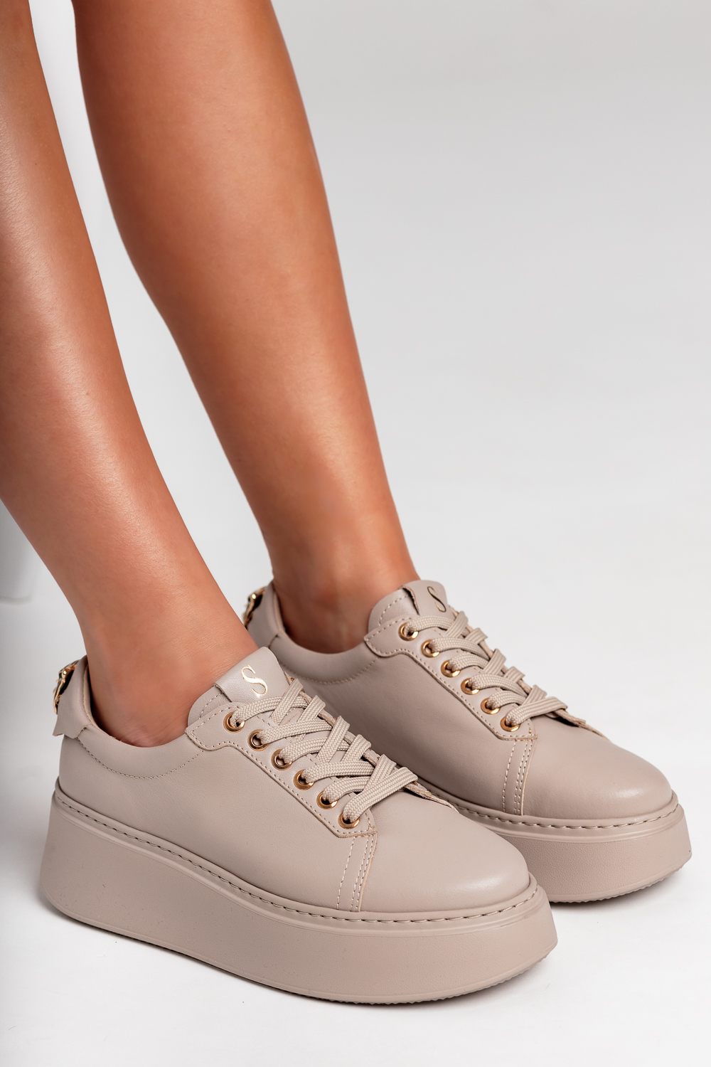 Beżowe trampki na platformie Briona