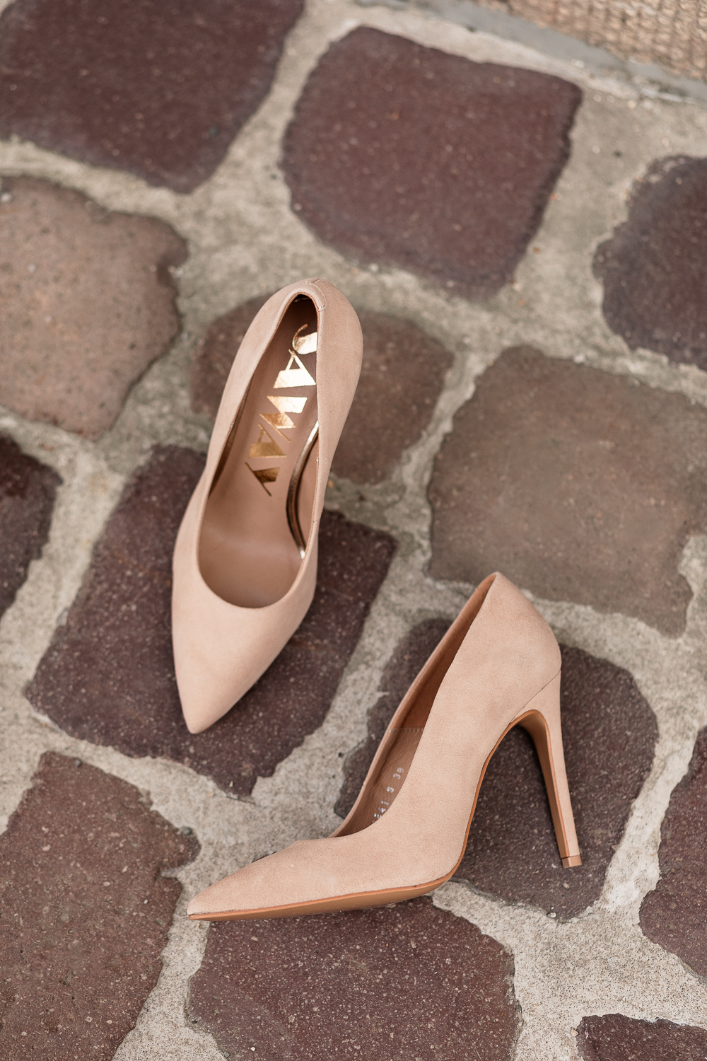 Beżowe szpilki Lameria