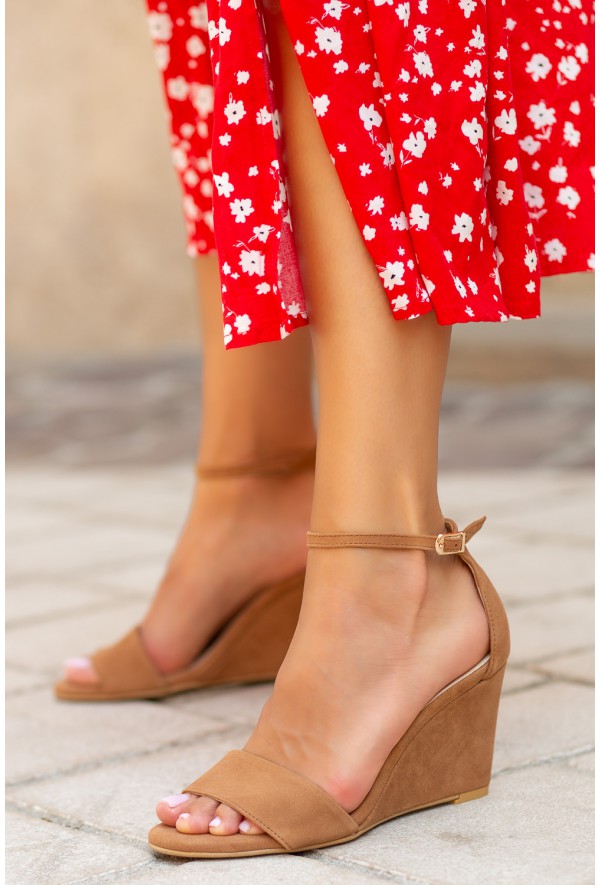 Zamszowe sandałki na koturnie Platane camel