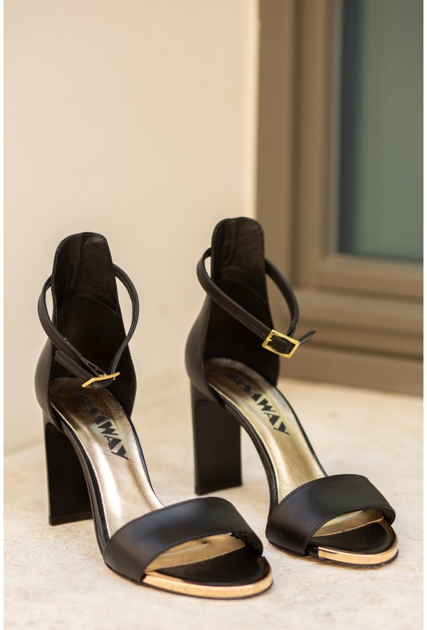 Czarne sandały na słupku Arriana