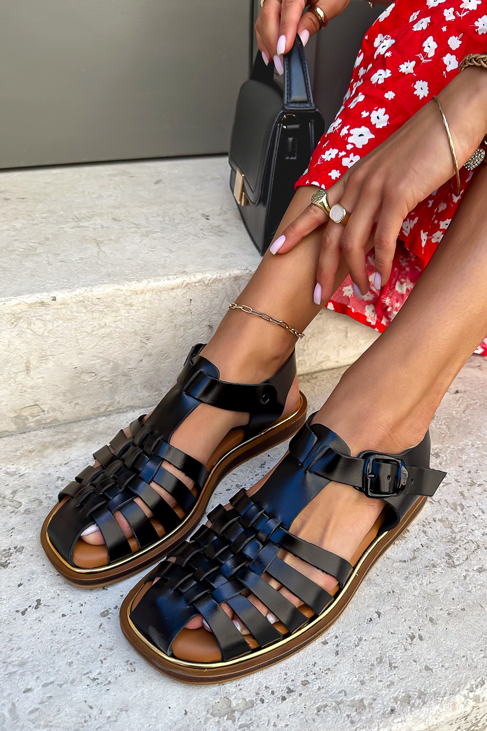 Białe sandały Obsidis ze złotymi detalami