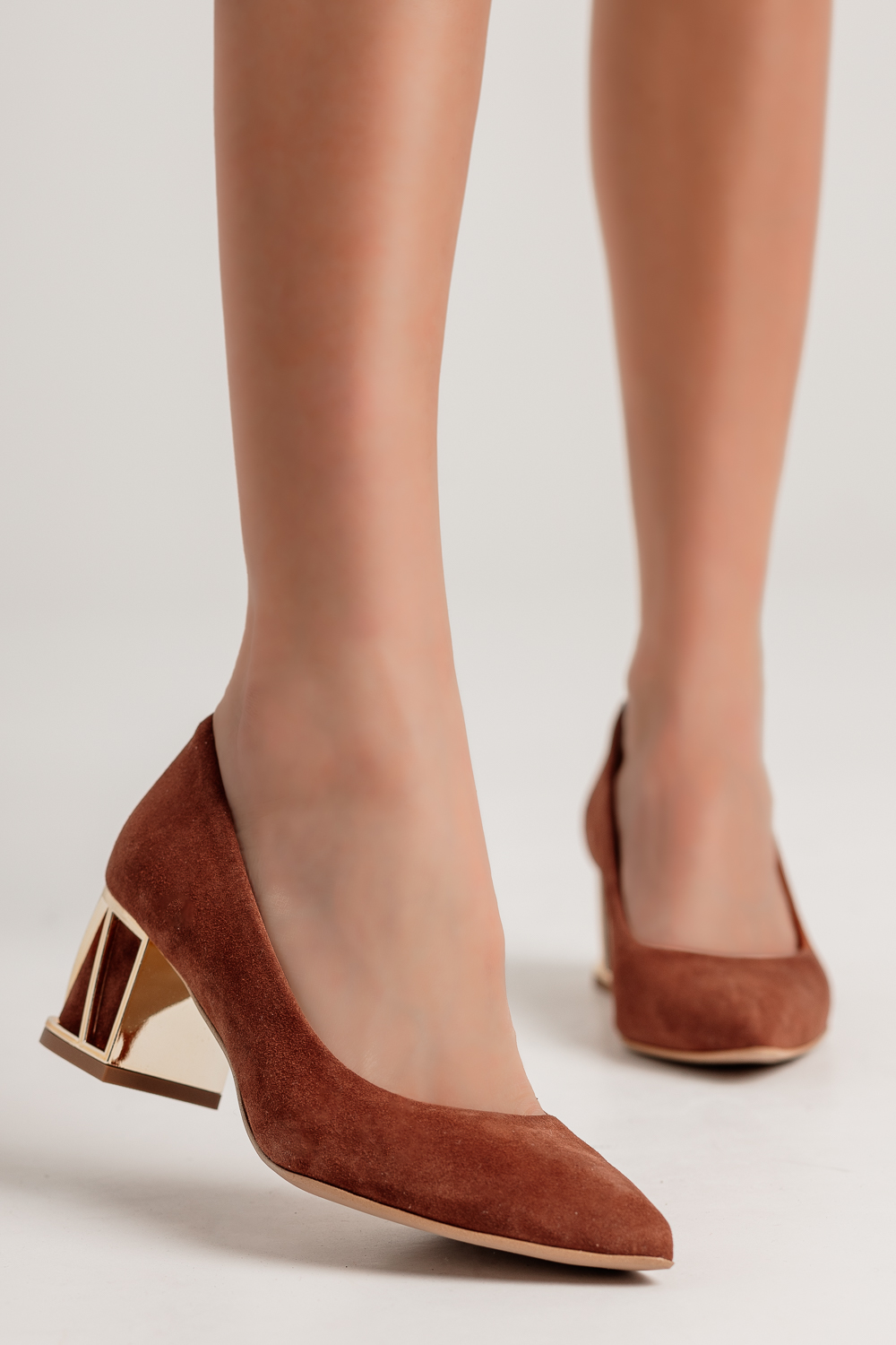 Czarne zamszowe czółenka na słupku Goldie