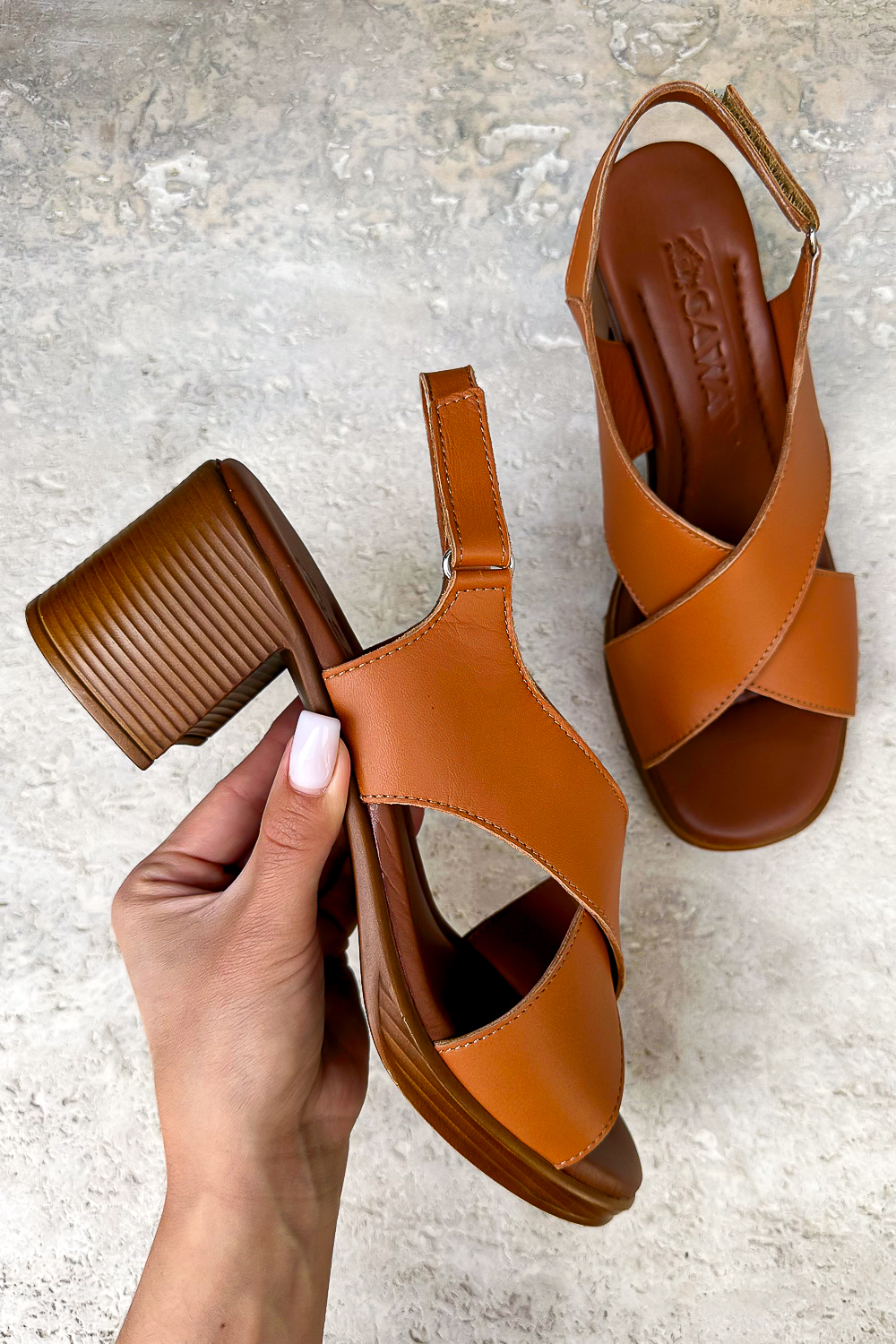 Brązowe sandały na słupku Karblilis