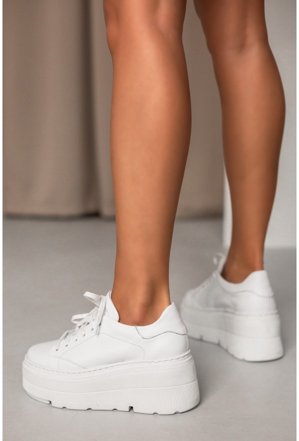Białe sneakersy na platformie Tunia