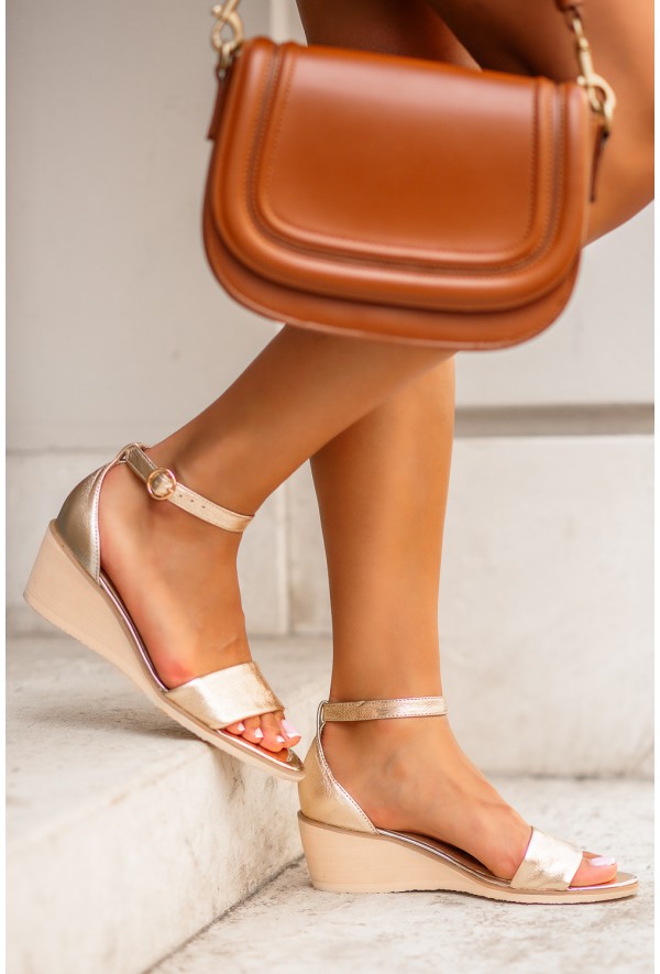 Różowe sandałki na koturnie Uwela