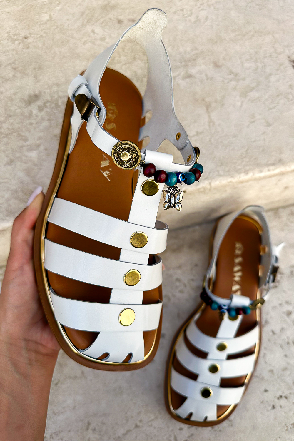 Brązowe sandały Butterfly z koralikami