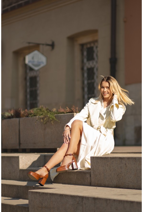 Brązowe czółenka na słupku Loena