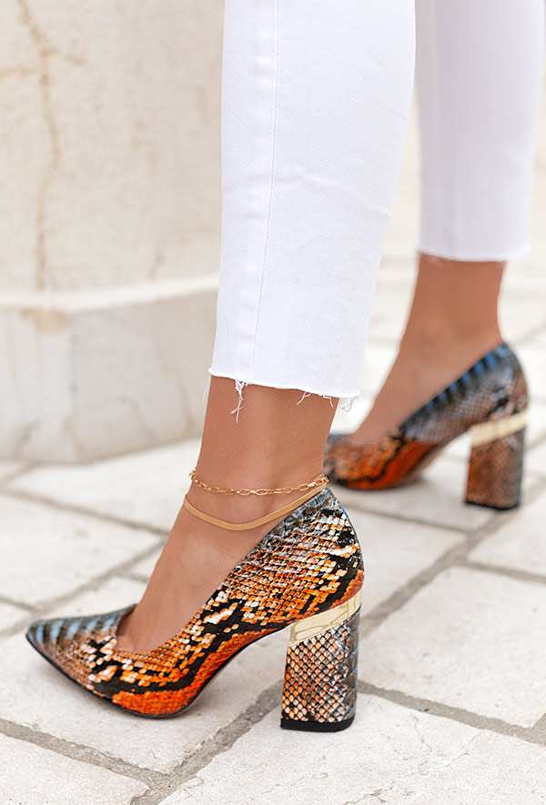 Czółenka na słupku Omara latte