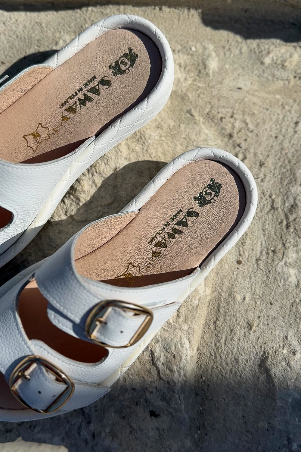 Beżowe zamszowe klapki Delos