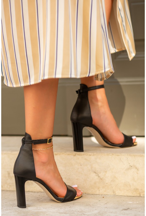 Czarne sandały na słupku Arriana