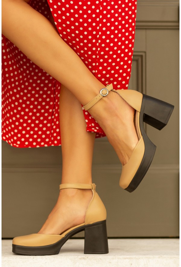 Beżowe zamszowe czółenka Fabia na czarnej podeszwie