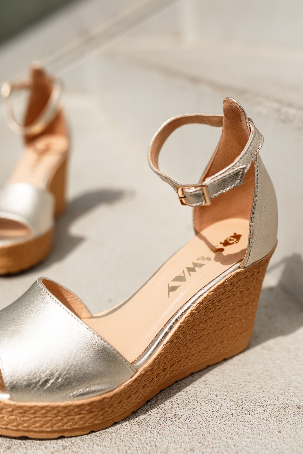 Złote sandały na koturnie Ibiza