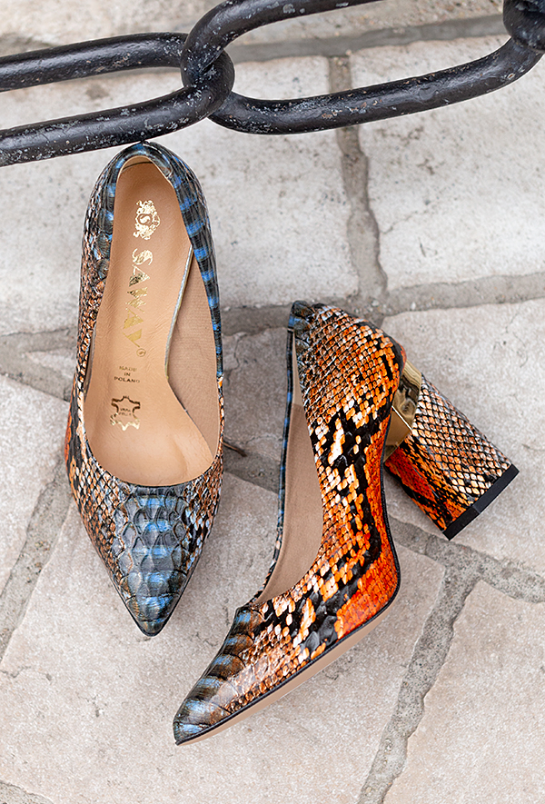 Czółenka na słupku Omara latte