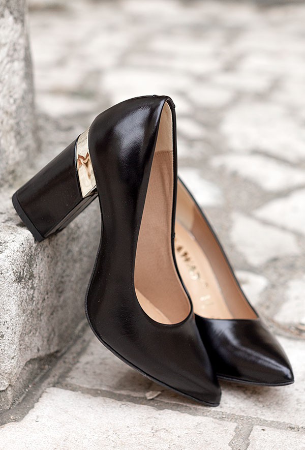 Czółenka na słupku Omara latte