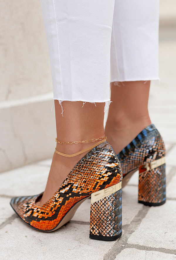 Czółenka na słupku Omara latte