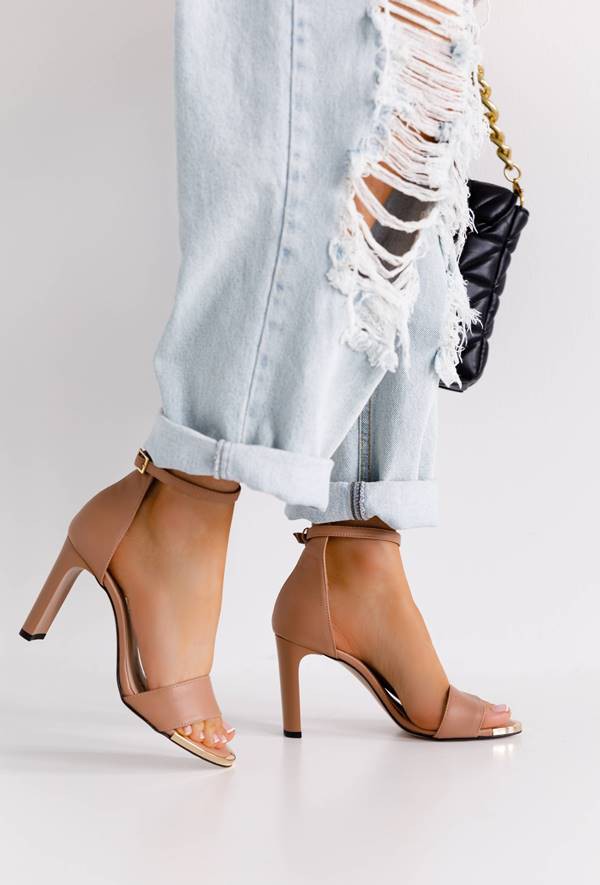 Czarne sandały na słupku Arriana