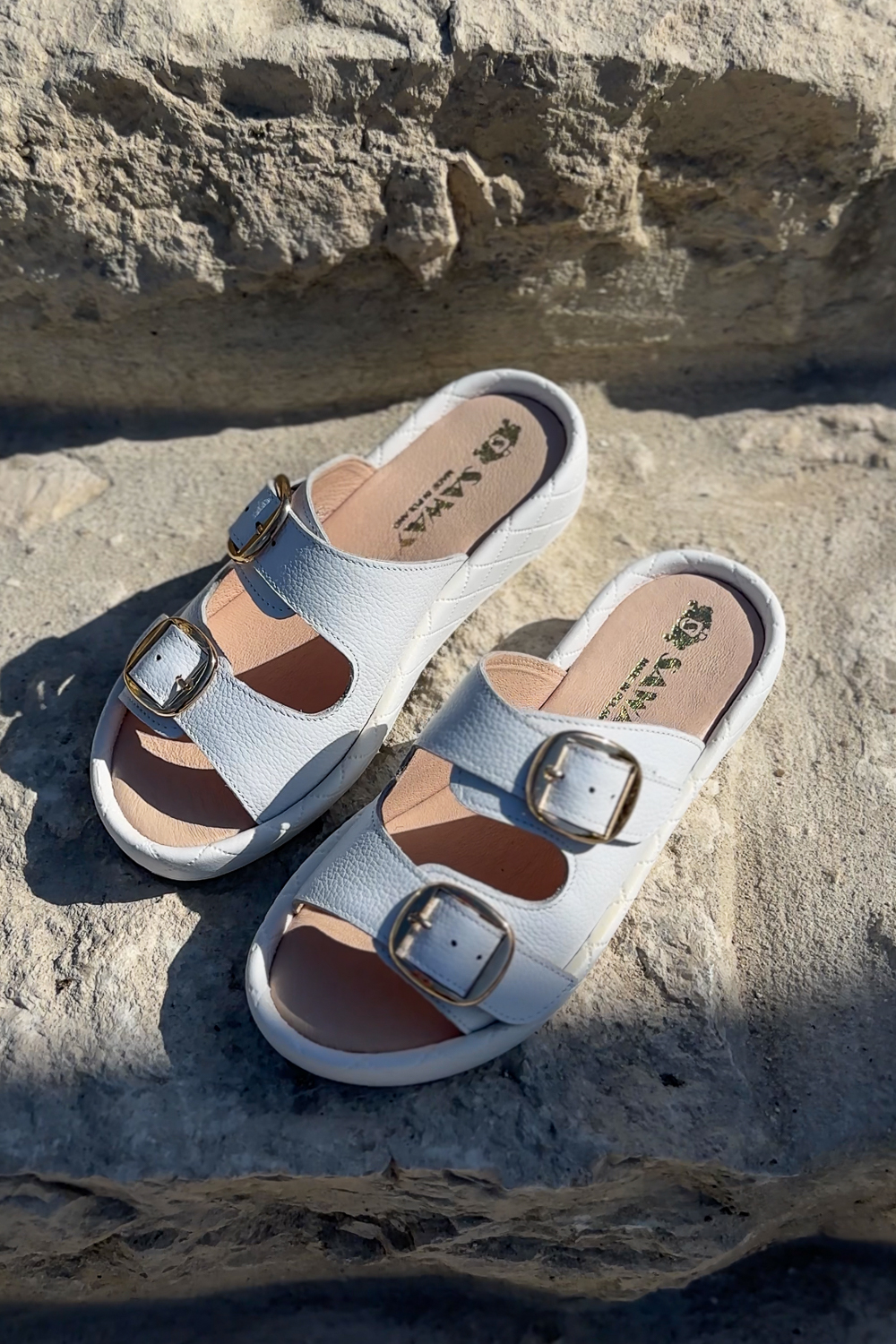 Beżowe zamszowe klapki Delos