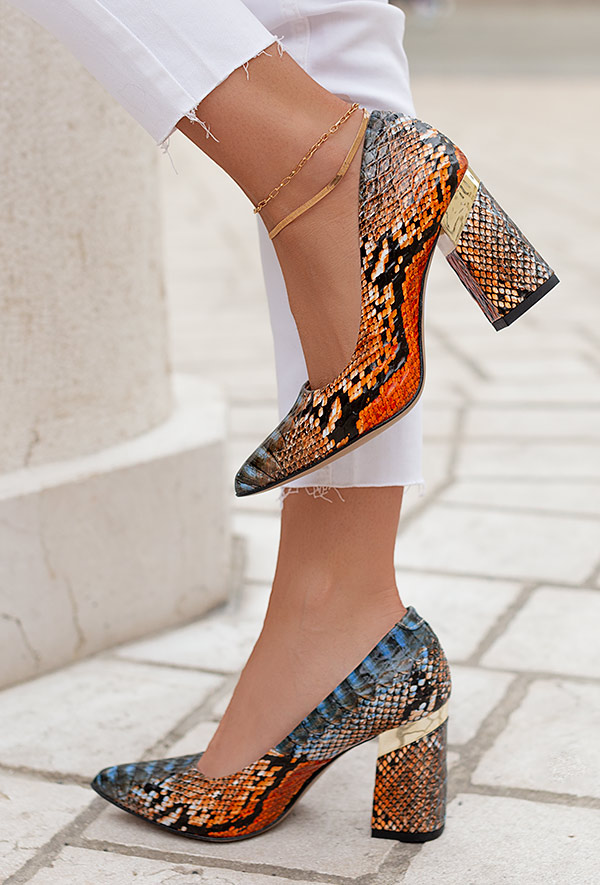 Czółenka na słupku Omara latte