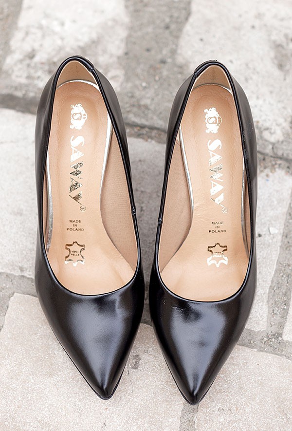 Czółenka na słupku Omara latte